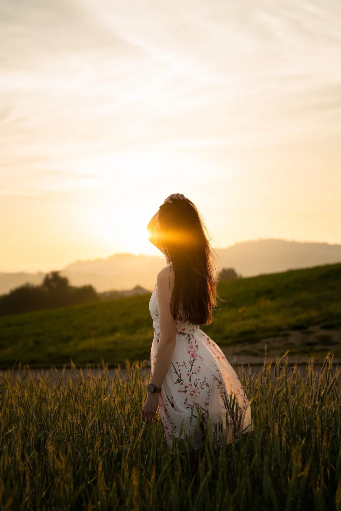 Frau mit weißem Kleid bei Sonnenaufgang in Pregarten