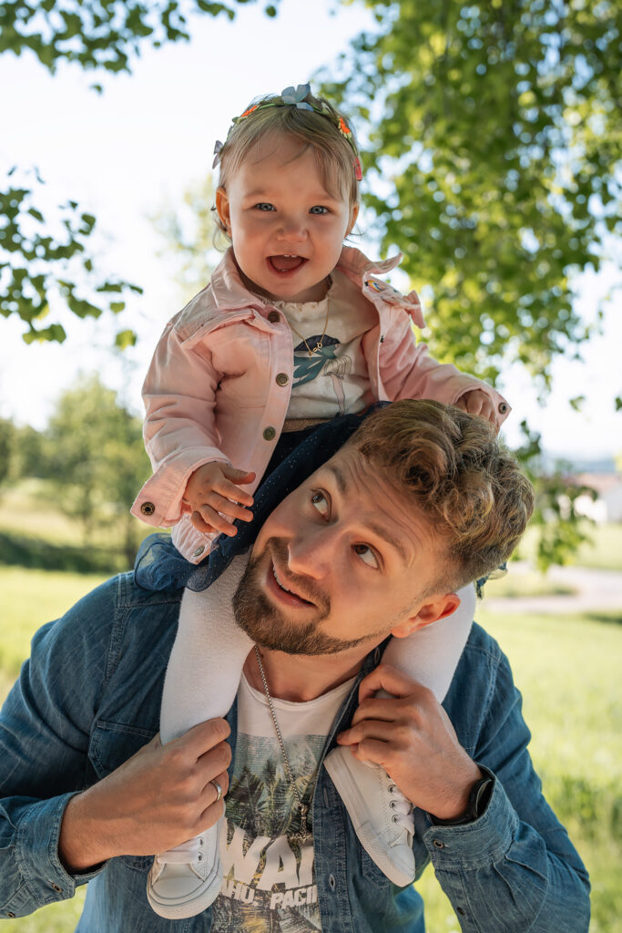 Vater hat Tochter auf Schultern