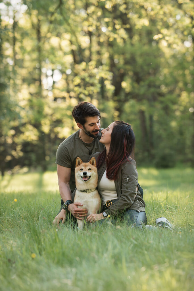 Paarfoto mit Hund in der Wiese beim Sonnenuntergang