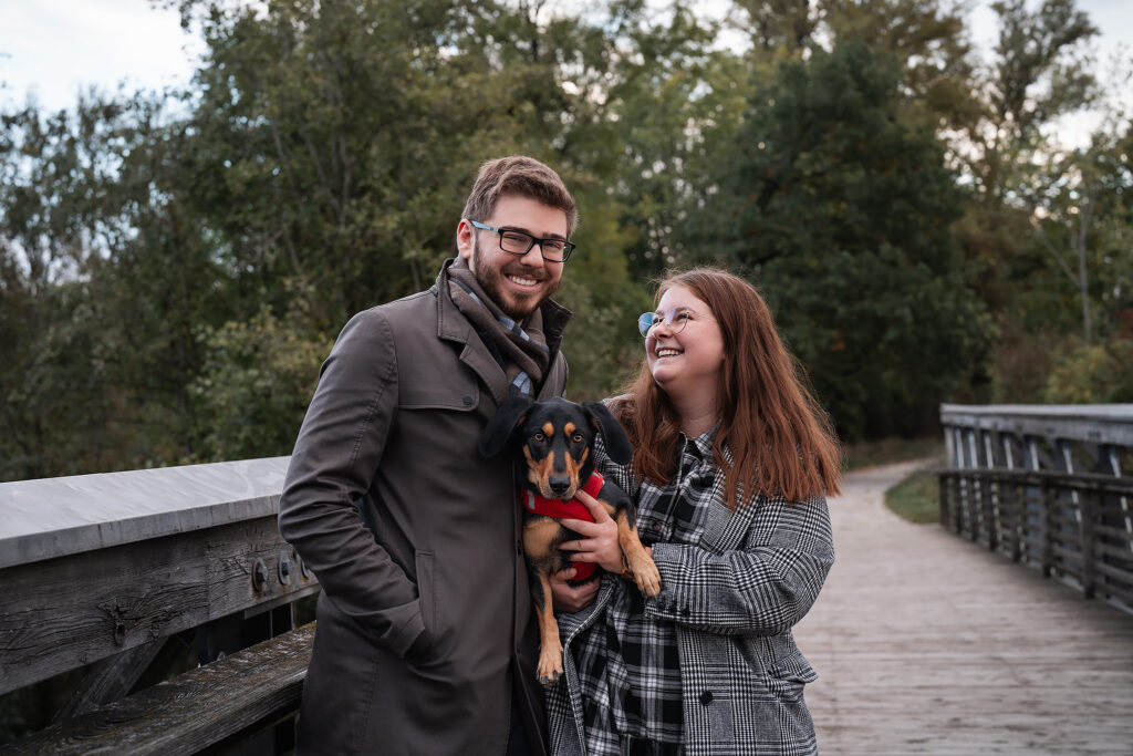 Pärchen mit Hund im Arm